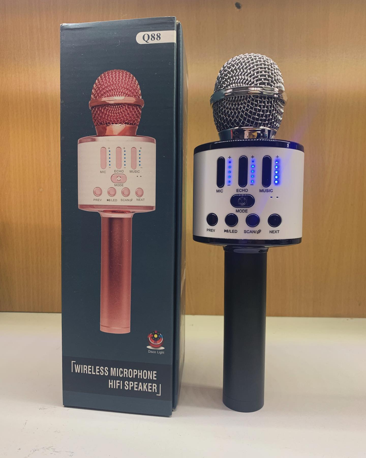 Q88 bežični mikrofon sa HIFI zvučnikom