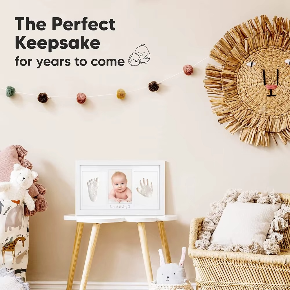 Okvir za otisak šake i stopala sa fotografijom bebe – "Love at first sight"