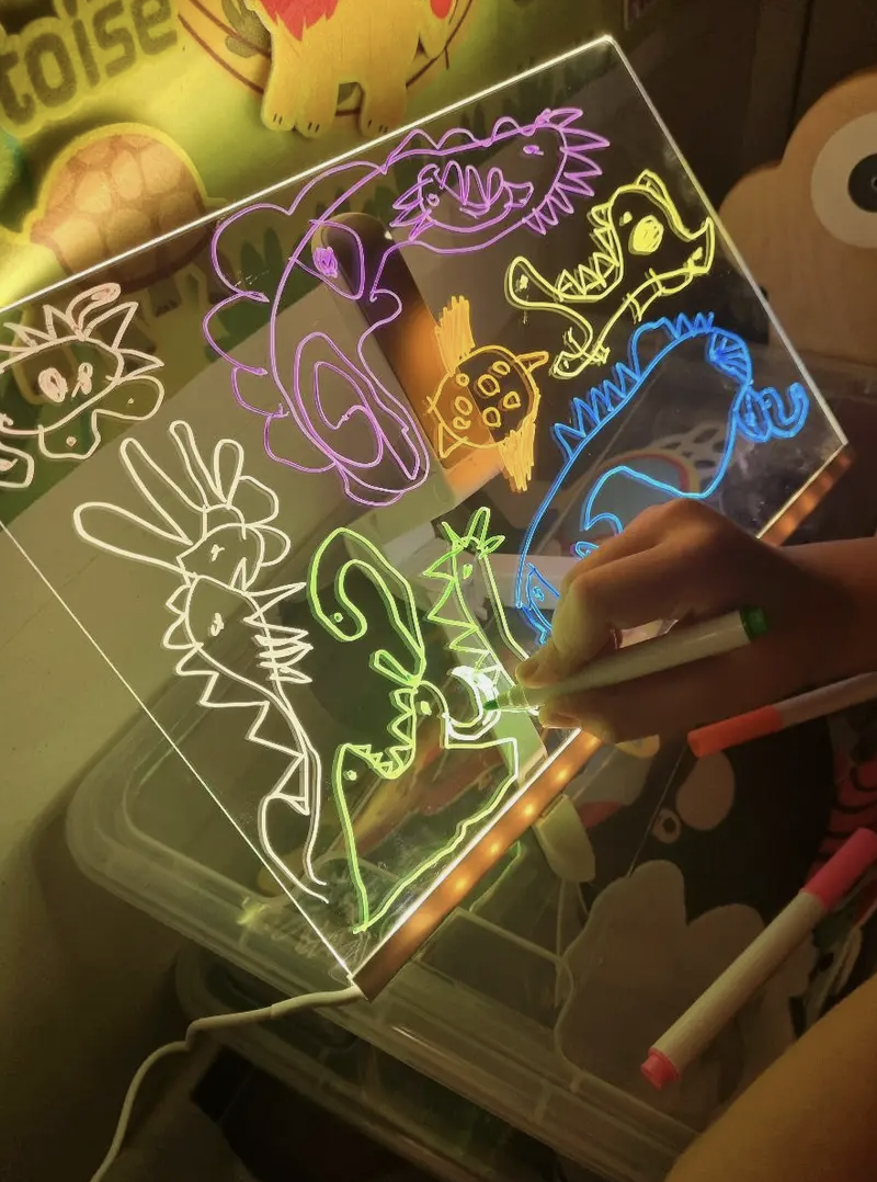 MAGIČNA LED TABLA ZA CRTANJE